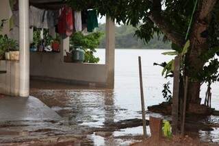 Casas na beira do rio estão alagadas. (Foto: PC de Souza, do Edição MS)