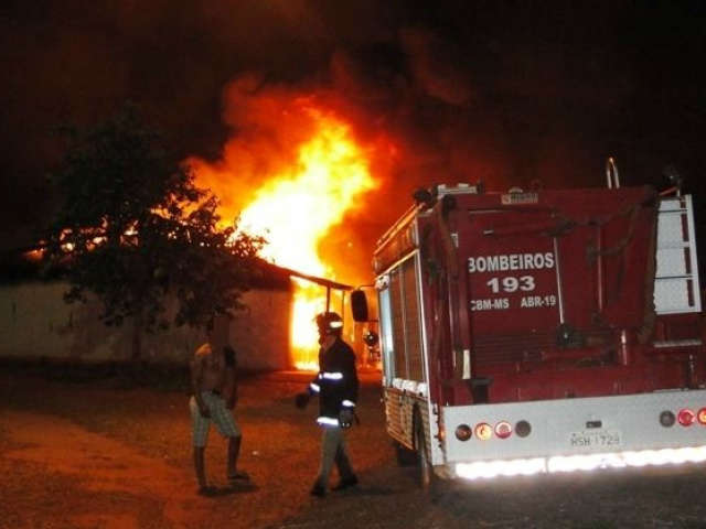  Empreiteira de Tr&ecirc;s Lagoas tem galp&otilde;es incendiados e quebra-quebra