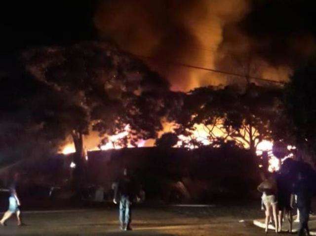 Inc&ecirc;ndio em ferro-velho obriga fam&iacute;lia a abandonar casas em cidade de MS 