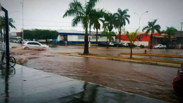 Chuva acumulada em 13 horas chega a quase cem mil&iacute;metros em Ivinhema