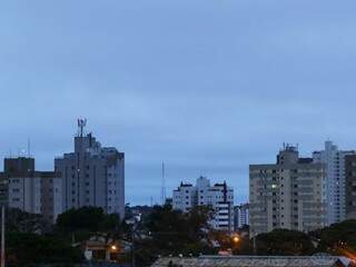 Céu de Campo Grande amanheceu nublado mais uma vez (Foto: André Bittar)