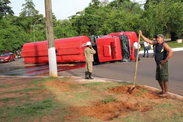Auto-tanque dos bombeiros tomba e derrama &oacute;leo no Parque dos Poderes