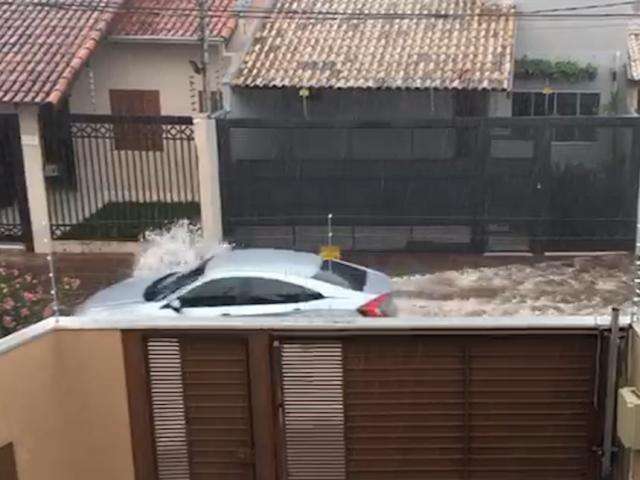 Em bairro antigo, sempre que chove, rua se transforma em rio