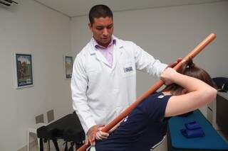 Fisioterapeuta é capacitado em protocolos que atingem o problema no alvo.