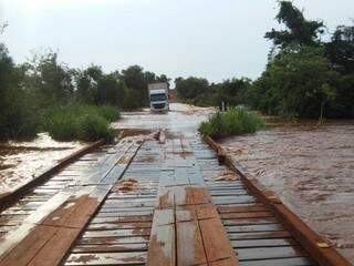 Em Amambai, 12 pontes de madeira foram levadas pela água. (Foto: Vilson Nascimento/Arquivo)