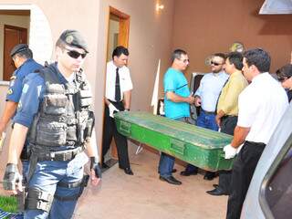 Caixão deixa casa onde duas mulheres foram encontradas mortas no Tijuca. As duas foram degoladas. (Foto: João Garrigó).