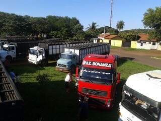 Caminhões aguardam início de ato em área na saída para Aquidauana (Foto: Divulgação)