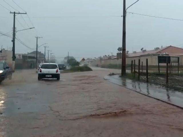 Condutores trafegam na contram&atilde;o para fugir de alagamentos no Parati