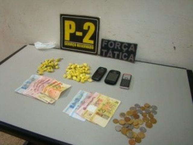 Dois s&atilde;o presos ap&oacute;s dependente qu&iacute;mico revelar endere&ccedil;o de boca de fumo