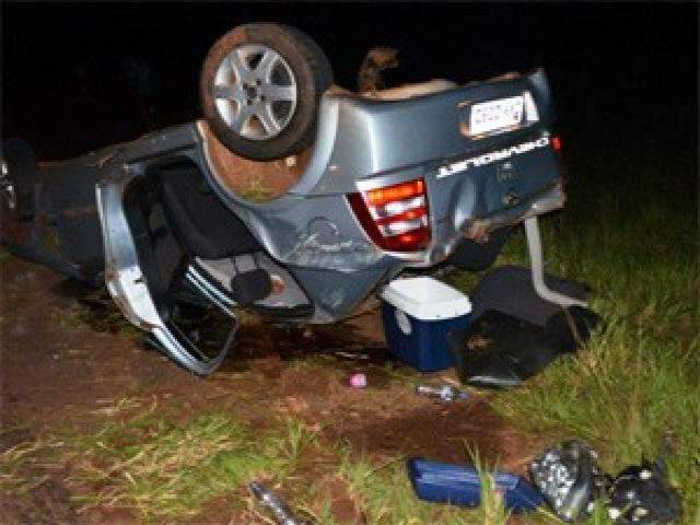 Ve&iacute;culo capota ap&oacute;s motorista desviar de c&atilde;o na rodovia MS-141