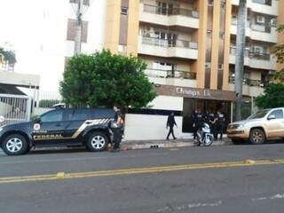 Polícia Federal em frente do prédio de Puccinelli nessa terça (Foto: Viviane Oliveira)