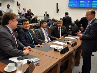 Deputados Neno Razuk (PTB), Marçal Filho (PSDB), Rinaldo Modesto (PSDB), Onevan de Matos (PSDB) e José Carlos Barbosa (DEM), durante sessão (Foto:  Luciana Nassar/ALMS)