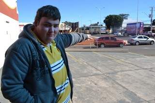 Empresário Rafael de Almeida ressalta que fechamento de via atrapalha comércio local (Foto: Marcos Ermínio)