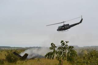 Super Tucano afundou dois metros. Helicóptero da FAB fez sobrevoo no local. (Foto: Simão Nogueira)