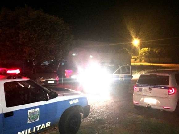 Mascarados invadem festa e prendem seis universit&aacute;rios em quarto 