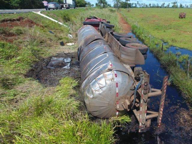 Carreta que levava adubo sai da pista e tomba na MS-395