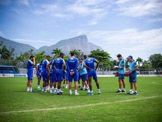 Jogadores do Cruzeiro conversam com comissão técnica no Rio de Janeiro (Foto: Divulgação)