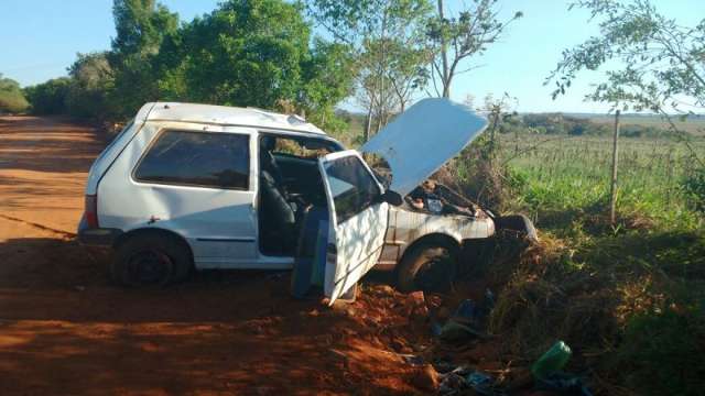 Por pouco, carro com cinco pessoas n&atilde;o cai em c&oacute;rrego na estrada da Gameleira