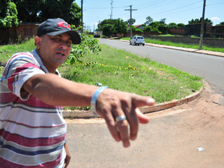 Morador aponta onde carro atropelou a vítima. Os dois seguiam na mesma direção. (Foto: João Garrigó)