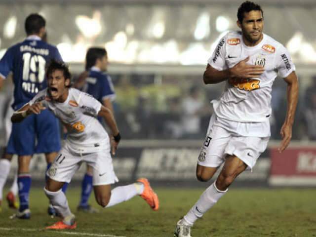  Nos p&ecirc;naltis, Santos se classifica e enfrenta o Corinthians na Libertadores
