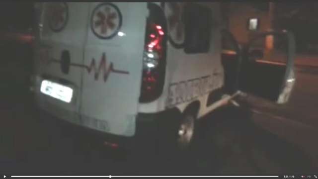 Moradora flagra fog&atilde;o sendo transportado em ambul&acirc;ncia da prefeitura