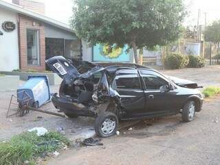 O veículo Celta com placas de Manaus ficou completamente destruído com a batida. (Foto: Fernando Antunes) 