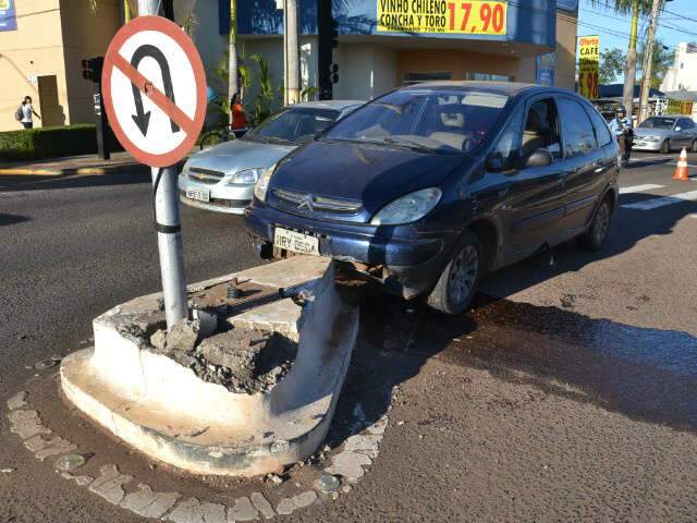  Motorista bate carro em mureta da Zahran e tr&acirc;nsito fica lento