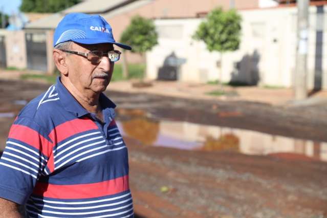 Buraqueira toma conta de rua e moradores temem nova eros&atilde;o