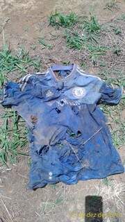 Camiseta do time inglês Chelsea foi encontrada ao lado dos ossos (Foto: Divulgação)