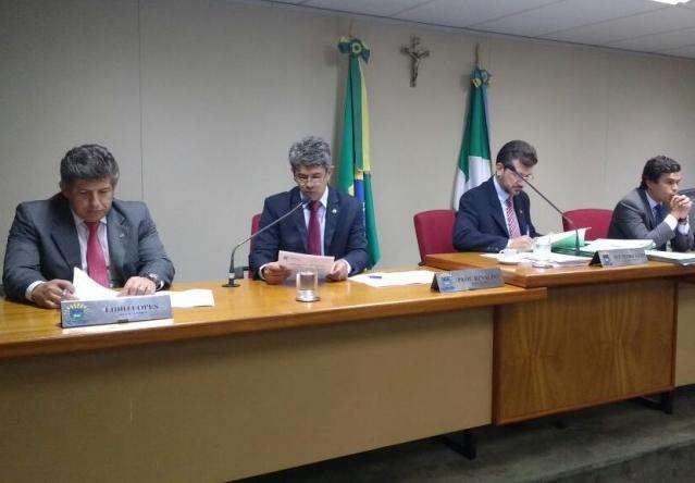 CCJ segue indefinida, mas tucanos encaminham reformas do governo