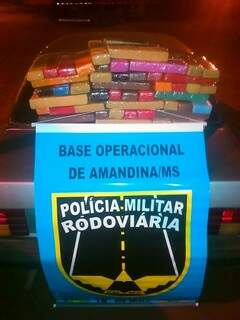 Os militares localizaram no interior do automóvel aproximadamente 111 tabletes de maconha. (Foto: Divulgação)