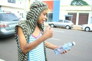 Ana Paula, que enquanto tiver dinheiro e pinga na garrafa, não abandona as ruas (Marcos Ermínio)