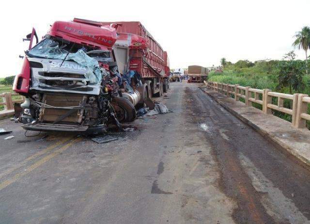 Motorista morre em colis&atilde;o envolvendo tr&ecirc;s ve&iacute;culos na BR-163
