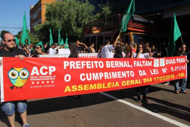 Depois de press&atilde;o, Bernal pede suspens&atilde;o de a&ccedil;&atilde;o contra reajuste
