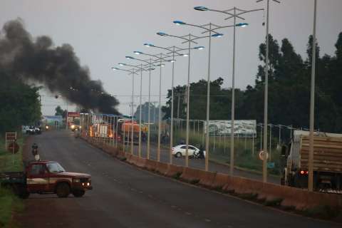 Contra cortes, estudantes queimam galhos e pneus para bloquear rodovia
