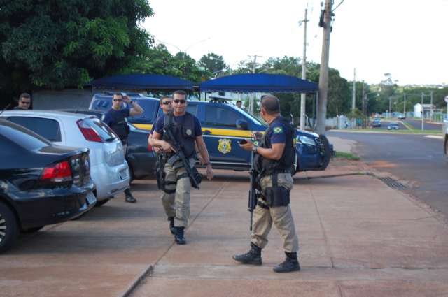  Com refor&ccedil;o da PRF, movimento aumenta em delegacia e fam&iacute;lia espera solu&ccedil;&atilde;o