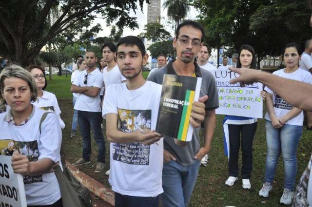 Alunos de delegado morto querem libera&ccedil;&atilde;o de livro censurado