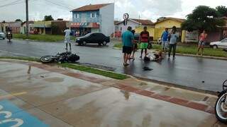 Motociclista caída após acidente na Avenida dos Cafezais. (Foto: Thiago de Souza)