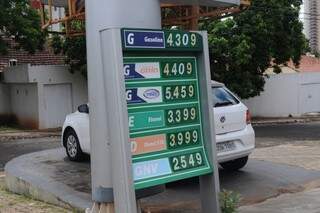 Gasolina comum chega a ser vendida por R$ 4,309 em Campo Grande (Foto: Paulo Francis)