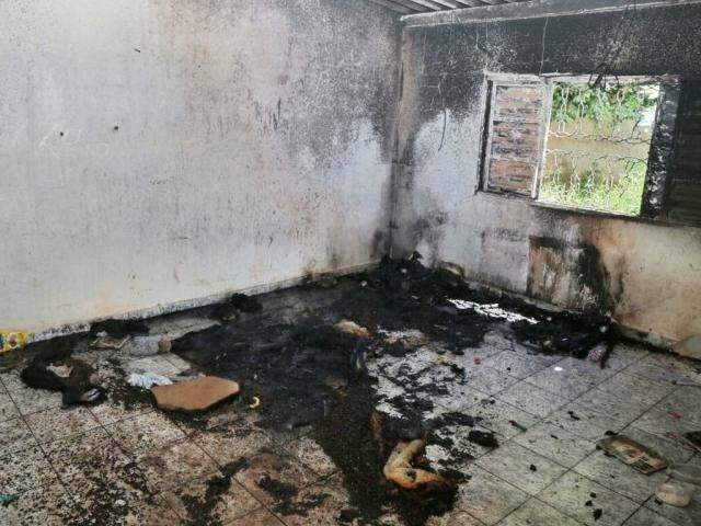 Constru&ccedil;&atilde;o abandonada pega fogo e assusta vizinhan&ccedil;a no Rita Vieira 