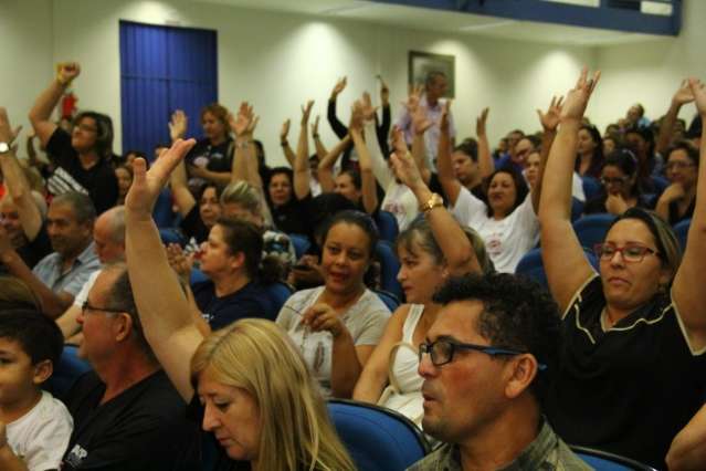Diversos grupos protestam de forma pac&iacute;fica durante sess&atilde;o na C&acirc;mara