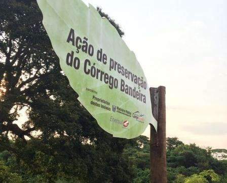 &Aacute;rea adotada por empresa continua com cerca ca&iacute;da e ar de abandono