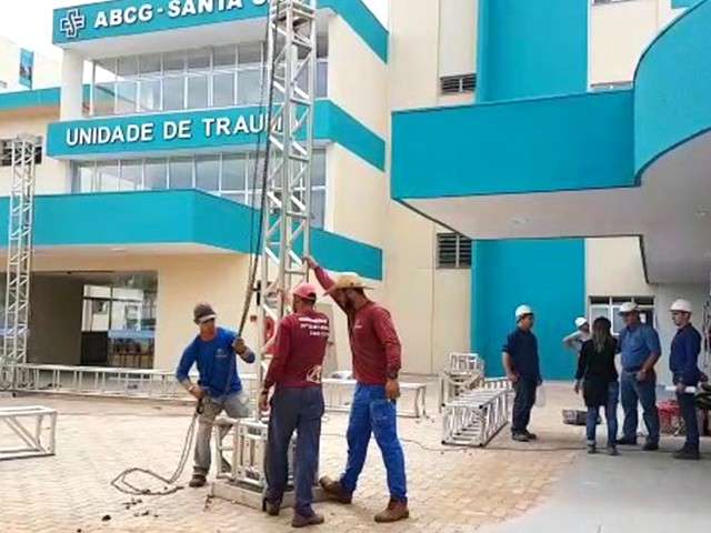 Oper&aacute;rios fazem ajustes e testam equipamentos na Unidade de Trauma