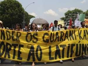 Estudantes fazem passeata no DF em defesa de &iacute;ndios de MS