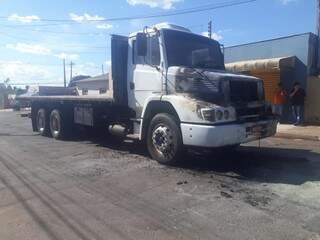 Caminhão ficou com a frente completamente destruída (Foto: Fernanda Palheta)