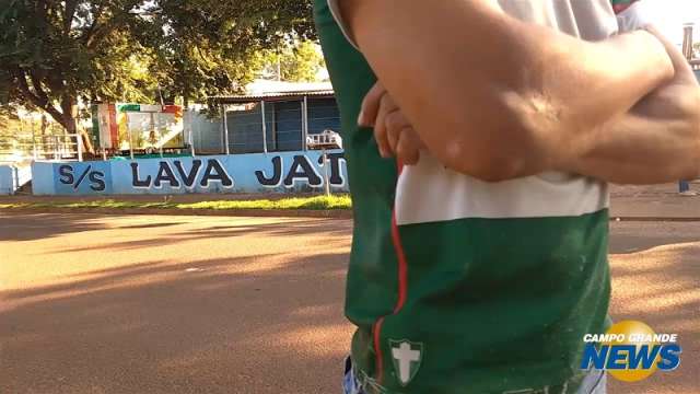 Amigo de fam&iacute;lia diz que acusado de ferir com mangueira est&aacute; sendo amea&ccedil;ado