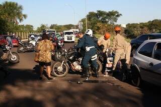 Carro atinge motociclista, foge e  colis&atilde;o envolve outros carros