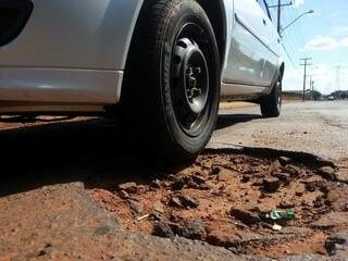 Buraco na avenida Guaicurus: ponto mais crítico da cidade, segundo motoristas (Foto: Marcos Ermínio)