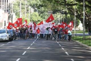 Integrantes levam percussão também para a marcha por bandeiras nacionais (Foto: Marcos Ermínio)