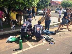 Jovem perde controle de motocicleta bate em carro e fica em estado grave